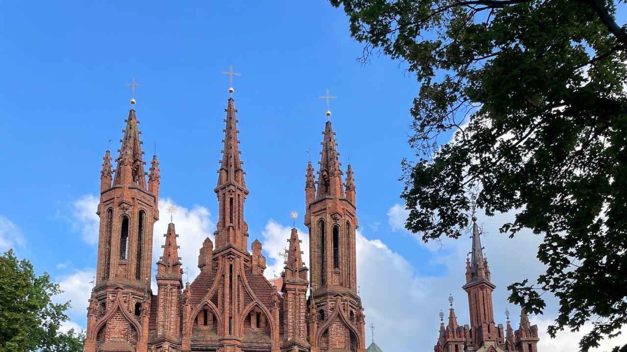 Crkva svete Ane izgrađena je u gotičkom stilu krajem 15. veka