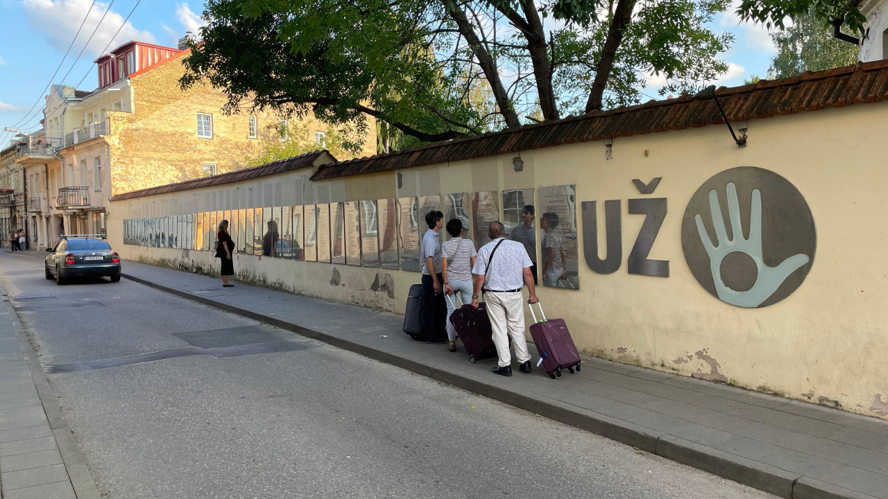 Zid na kome se nalazi ustav republike Užupis na više desetina svetskih jezika