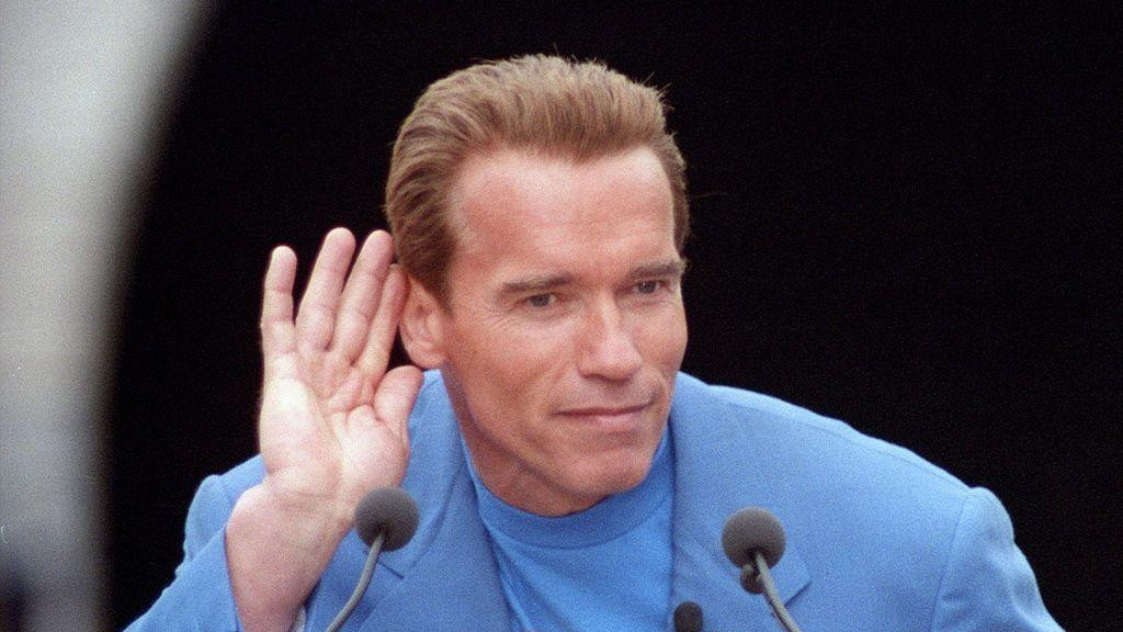 Arnold Švarceneger u plavom sakou 