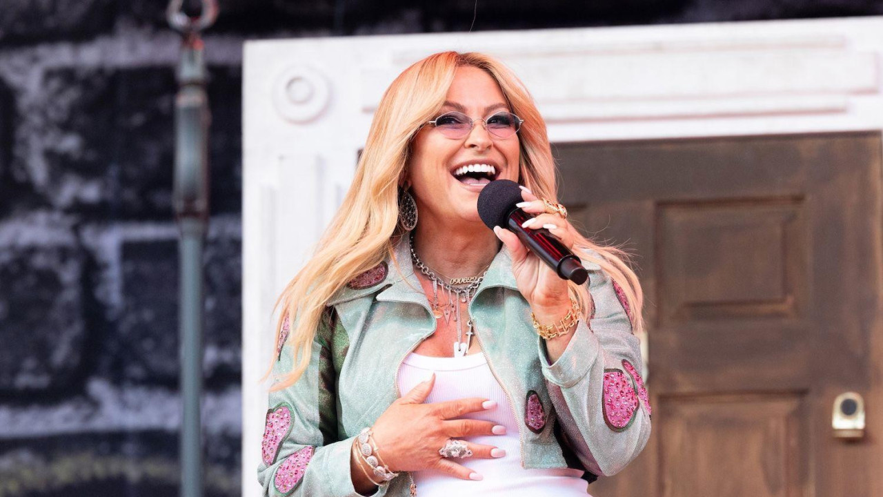 Anastasija na bini peva, drži mikrofon u ruci