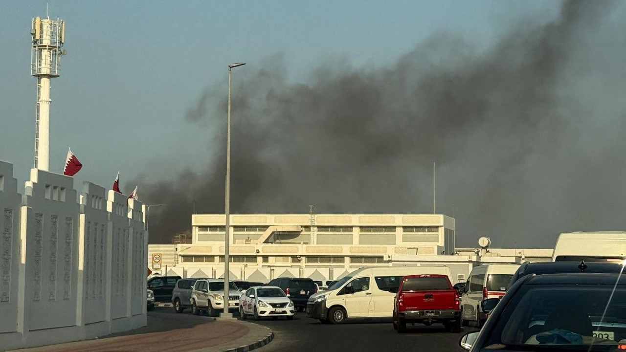 Dim se uzdiže iznad zgrada u Dohi 