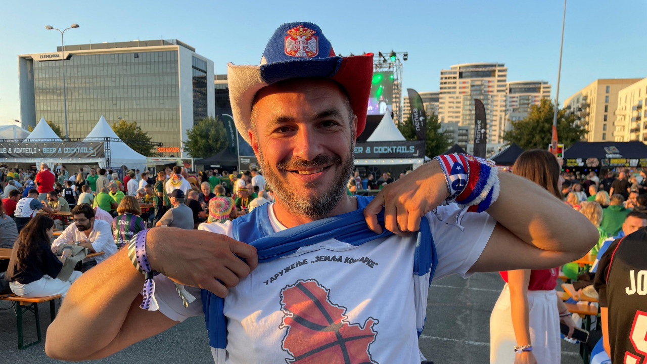 Marko Milinkov pokazuje navijačke rekvizite