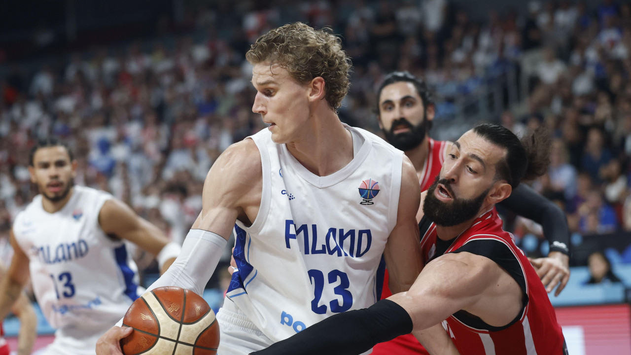 Finski as Lauri Markanen (levo) i gruzijski kapiten Tornike Šengelija (desno) u duelu