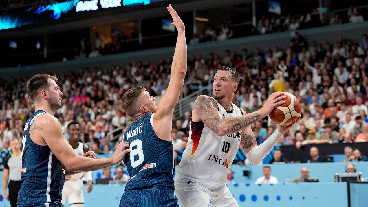 Danijel Tajs u duelu sa Edom Murićem, koji je večeras odigrao 100 utakmicu za reprezentaciju Slovenije