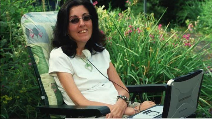 Sara Ezikijel sedi na stolici prekrštenih ruku i drži kompjuter