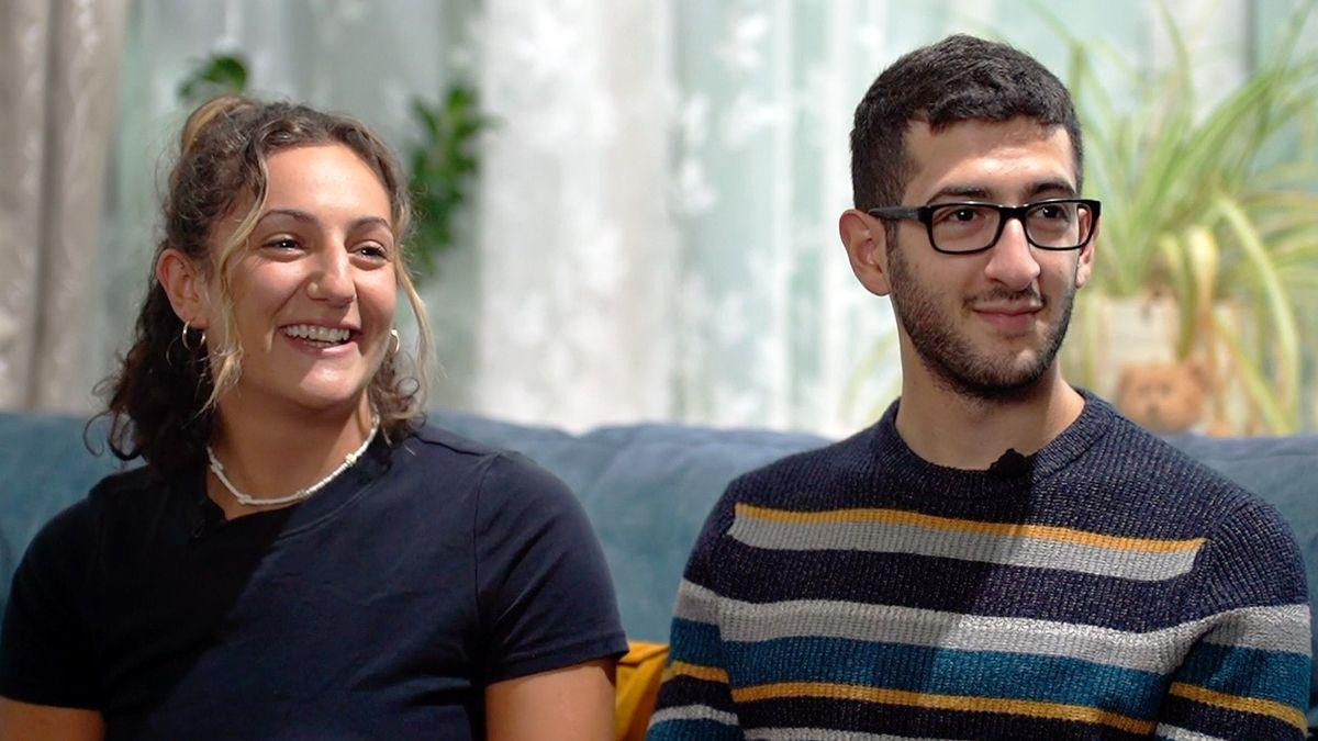 Aviva i Erik sede i smeju se 