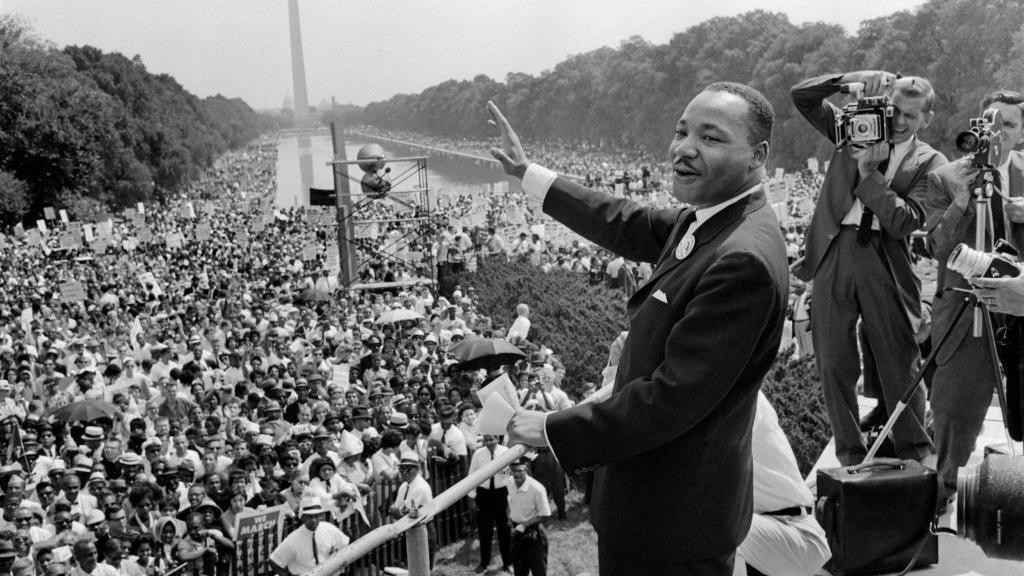 Martin Luter King u odelu maše pristalicama 28. avgusta 1963. tokom Marša na Vašington na kojem je održao čuveni govor: 'Ja imam san'