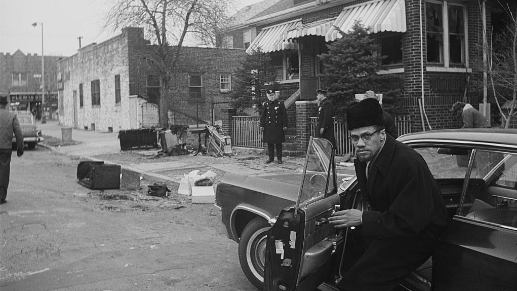 Malkolm Iks izlazi iz automobila ispred njegove kuće 