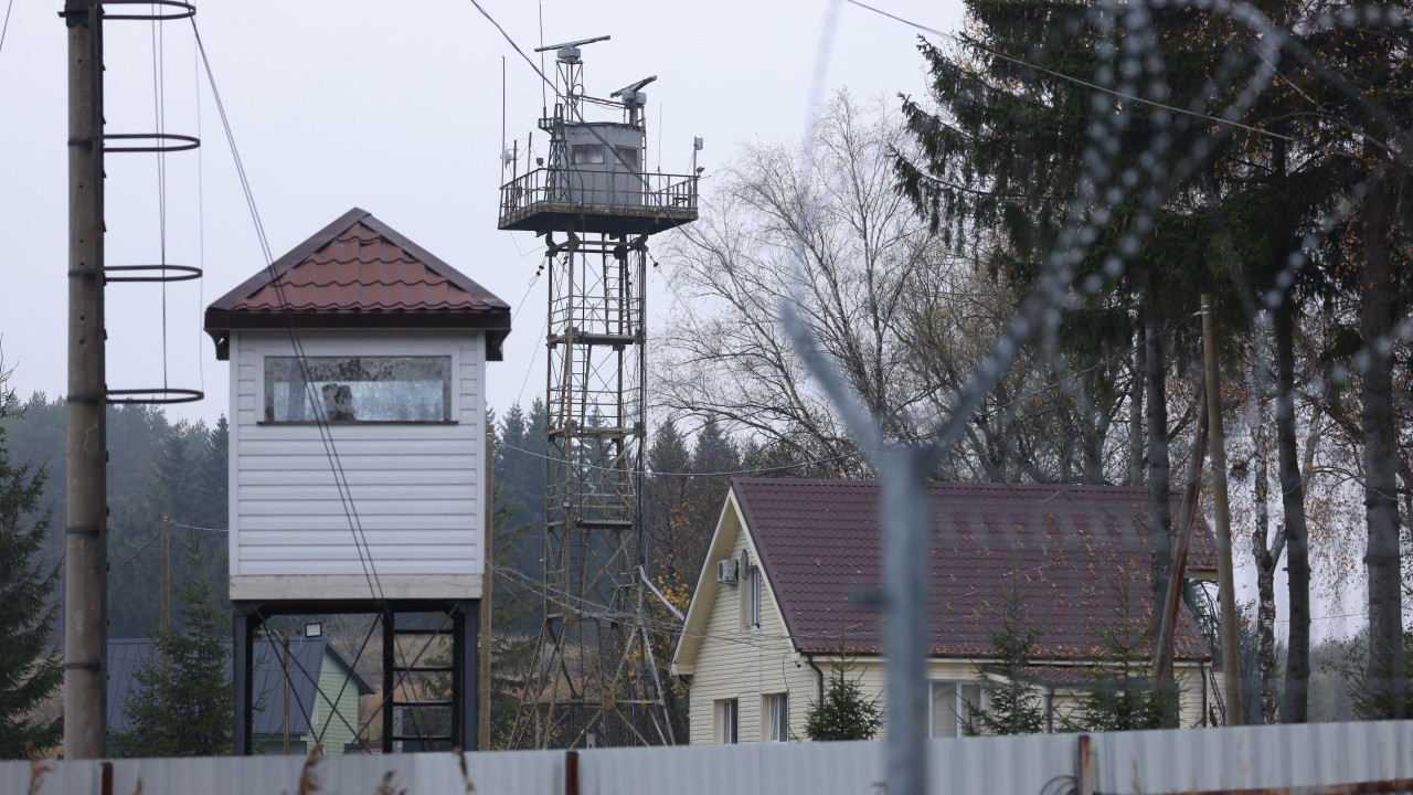 Posmatračke kule stoje iza bodljikave žice na ruskoj strani granice između ruske polu-enklave Kalinjingrad i Litvanije, kako se vidi 28. oktobra 2022. iz mesta Vistitis u Litvaniji.