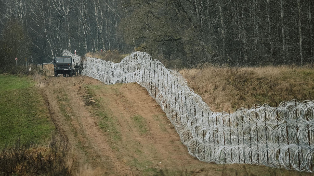 Vojnici poljske vojske postavljaju ogradu duž granice s ruskom eksklavom Kalinjingrad, u blizini mesta Žerdžini u Poljskoj. U pozadini je drveće