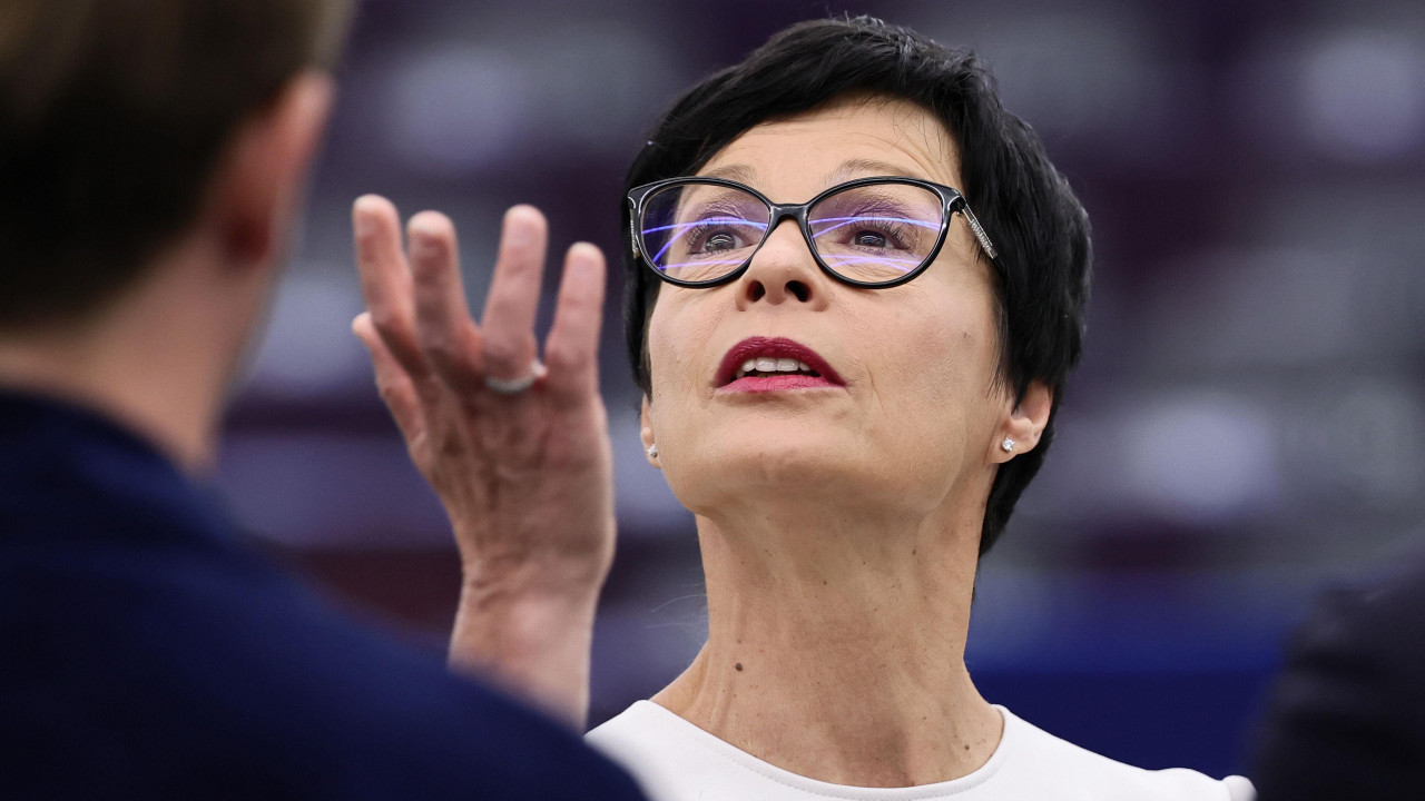 Marta Kos sa crnim naočarima gestikulira rukom poput dirigenta