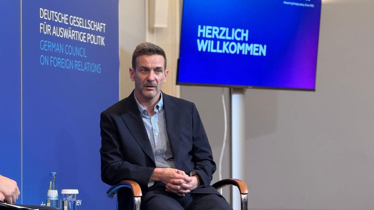 Milan Nić sedi u teget odelu skrštenih ruku