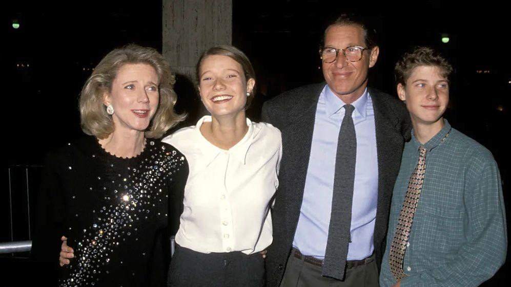 Paltrou s roditeljima i bratom 1991 – imala je veoma blizak odnos s ocem Brusom, koji je preminuo 2002