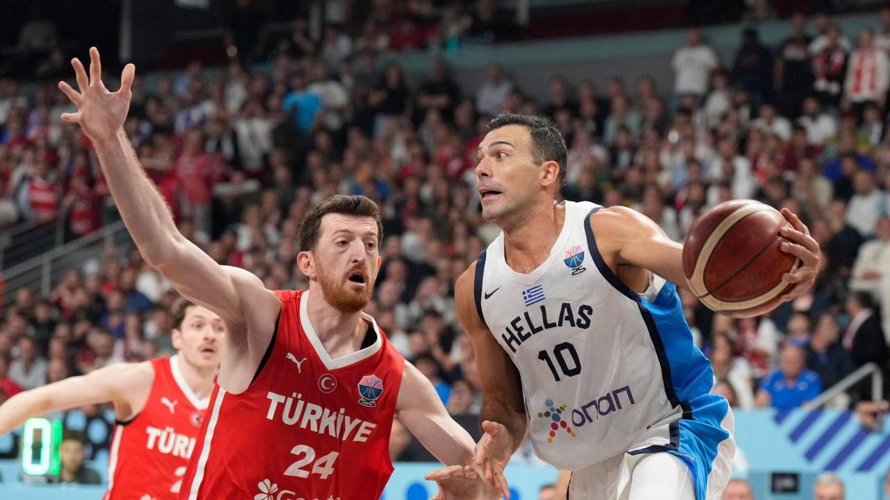 Heroj utakmice, turski krilnic centar Erdžan Osmani (levo) i najbolji u timu Grčke Kostas Slukas (desno)