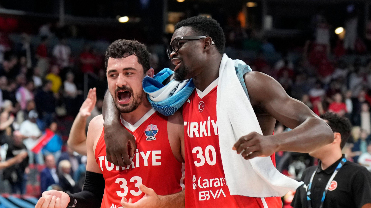 Erkan Jilmaz (levo) i Adem Bona (desno) slave plasman u finale Evrobasketa 2025.