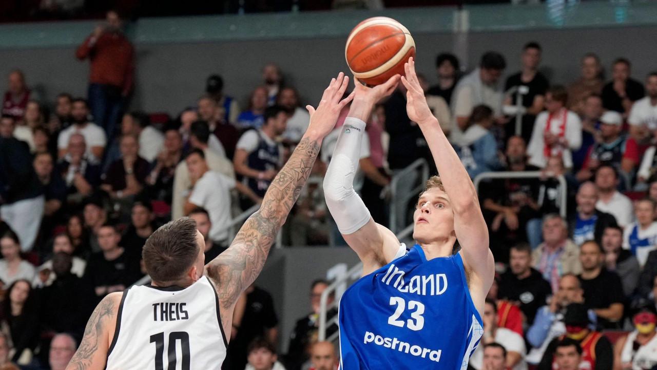 Nemački centar Danijel Tajs (levo) i finski as Lauri Markanen (desno) u duelu