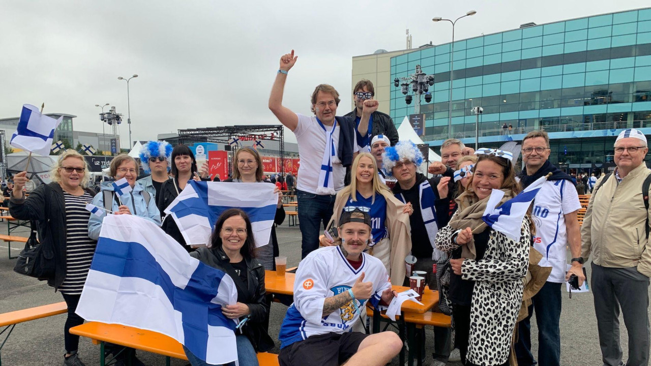 Finski navijači u fan-zoni ispred Šaomi arene u Rigi