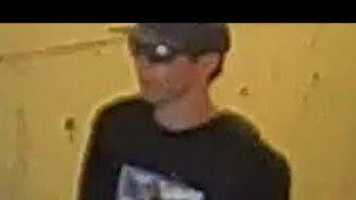 Muškarac sa kačketom i naočarima za sunce