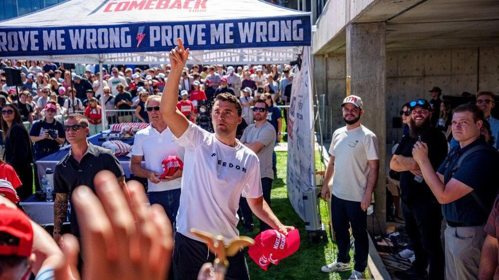 Čarli Kirk, američki desničarski aktivista Čarli Kirk baca šešire ka pristalicama neposredno pre nego što je ubijen na Univerzitetu u Juti, charlie kirk