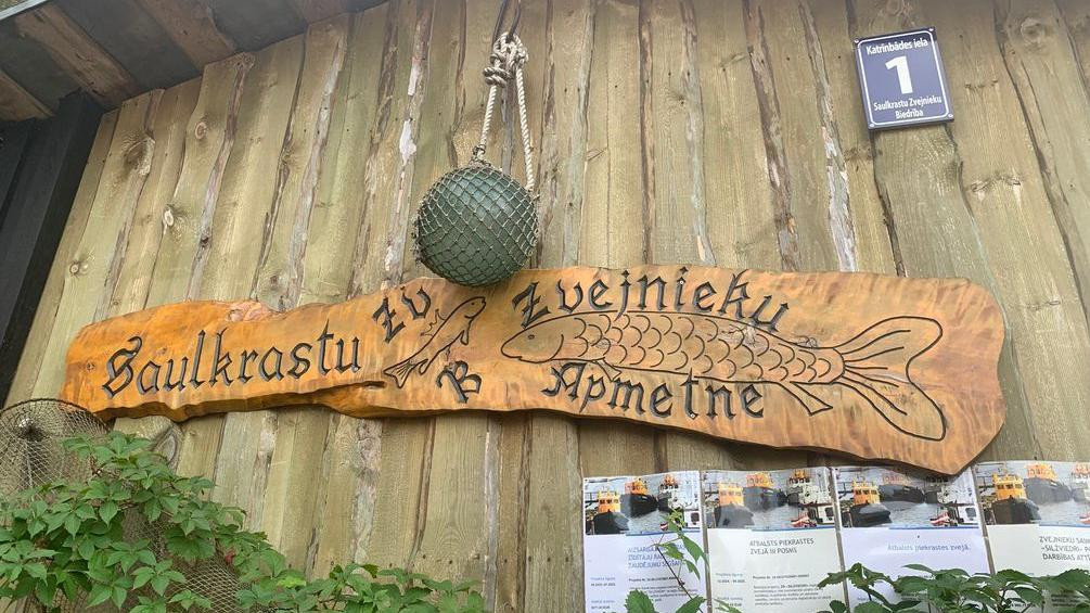 Ribarsko mesto Saulkrasti - urezano je na drvenoj ploči, staklena kugla obmotana mrežom