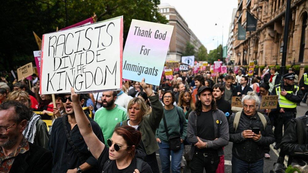 Na kontraprotestu drugačije poruke: 'Rasisti dele Kraljevstvo', piše na prvom, a na drugom: 'Hvala Bogu na migrantima'