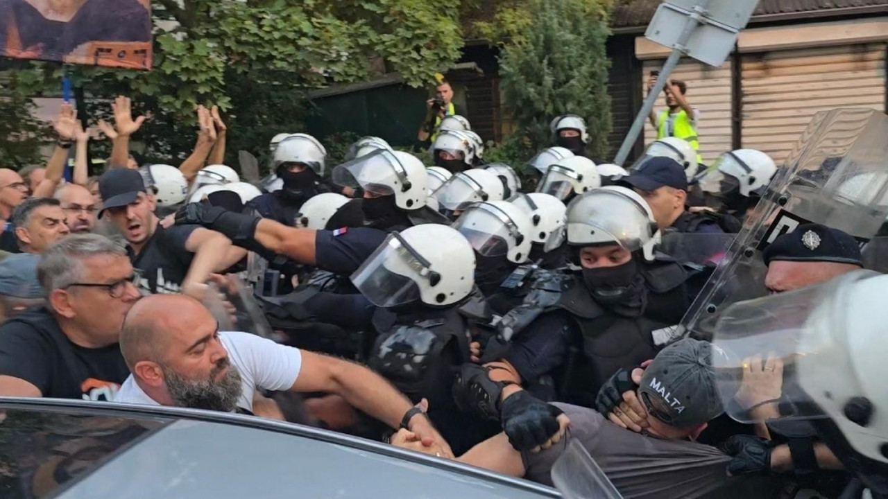 antivladini demonstranti i policija, policija grupa antivladine demonstrante, sukob policije i antivladinih demonstranata u ulici na Voždovcu dok je prolazila kolona pristalica SNS u kojoj je bio i Vučić
