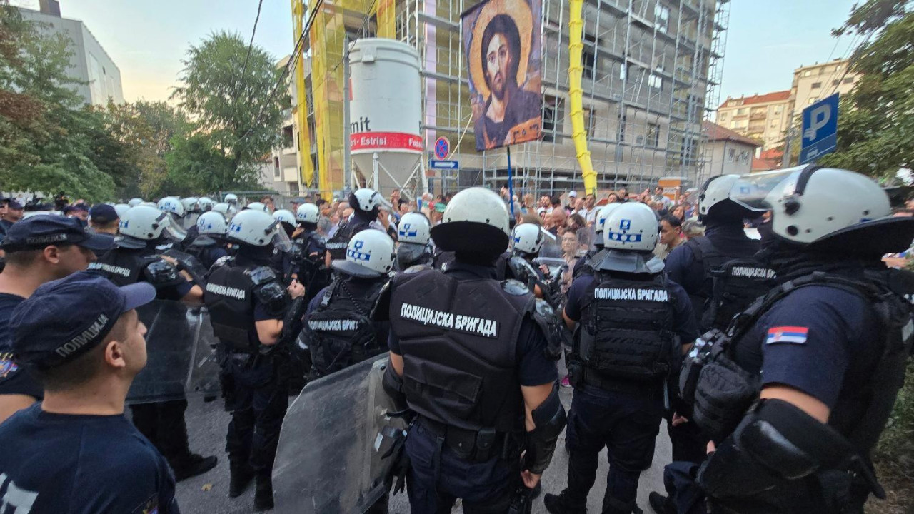 antivladini demonstranti i policija, policija grupa antivladine demonstrante, sukob policije i antivladinih demonstranata u ulici na Voždovcu dok je prolazila kolona pristalica SNS u kojoj je bio i Vučić