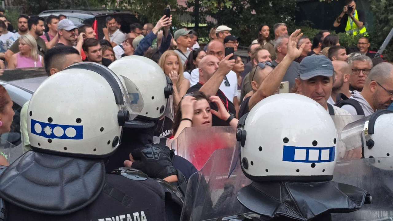 antivladini demonstranti i policija, policija grupa antivladine demonstrante, sukob policije i antivladinih demonstranata u ulici na Voždovcu dok je prolazila kolona pristalica SNS u kojoj je bio i Vučić