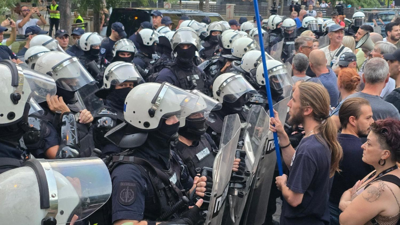 antivladini demonstranti i policija, policija grupa antivladine demonstrante, sukob policije i antivladinih demonstranata u ulici na Voždovcu dok je prolazila kolona pristalica SNS u kojoj je bio i Vučić