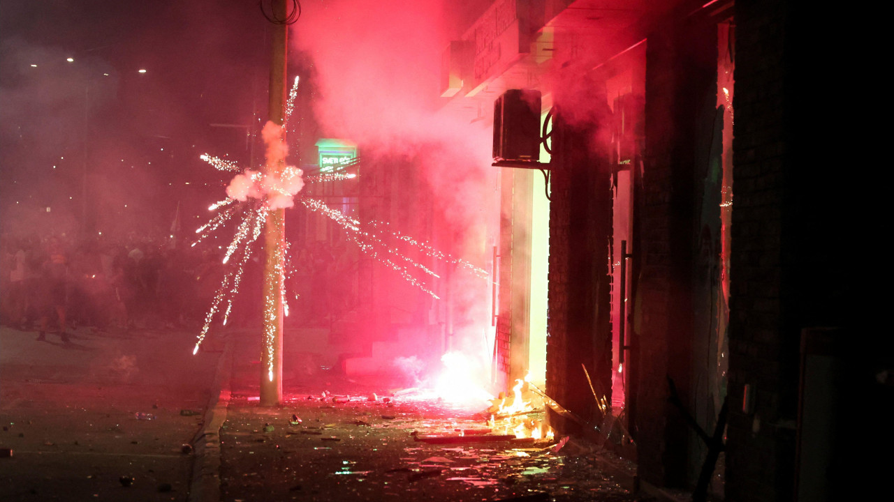 Zapaljene prostorije SNS-a u Valjevu, na protestu 20. avgusta