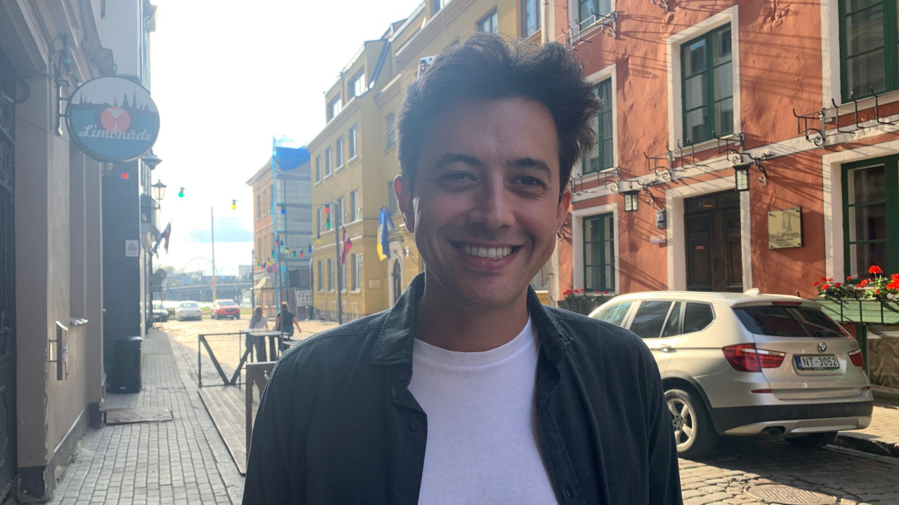 Enis Čakmak, tursi navijač, navijač turske, mladić gleda u kameru i osmehuje se