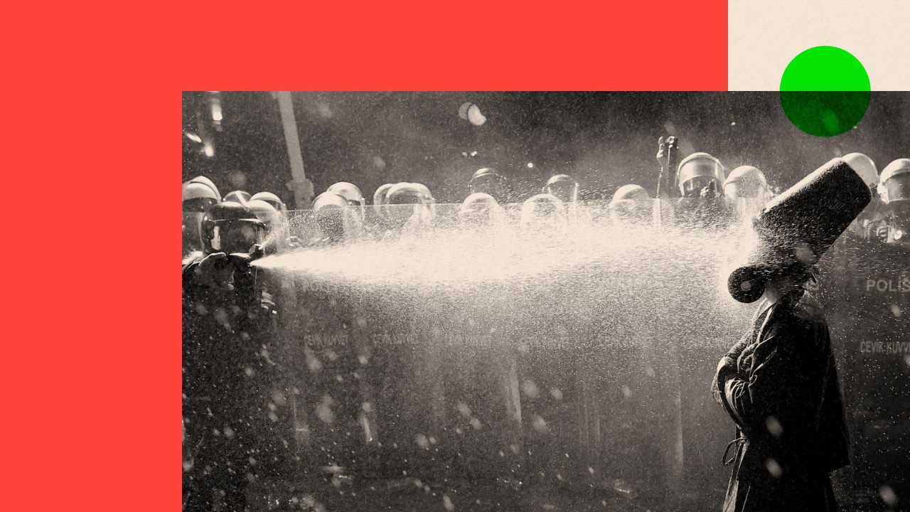 policija na ulicama prska biber sprej, protesti u turskoj, policajac prska biber sprejom momka obučenog u tradicionalnu, dervišku odoru