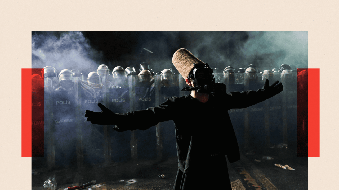 Jasin Akgul je fotografisao ovog demonstranta odevenog kao derviš dok nosi gas masku