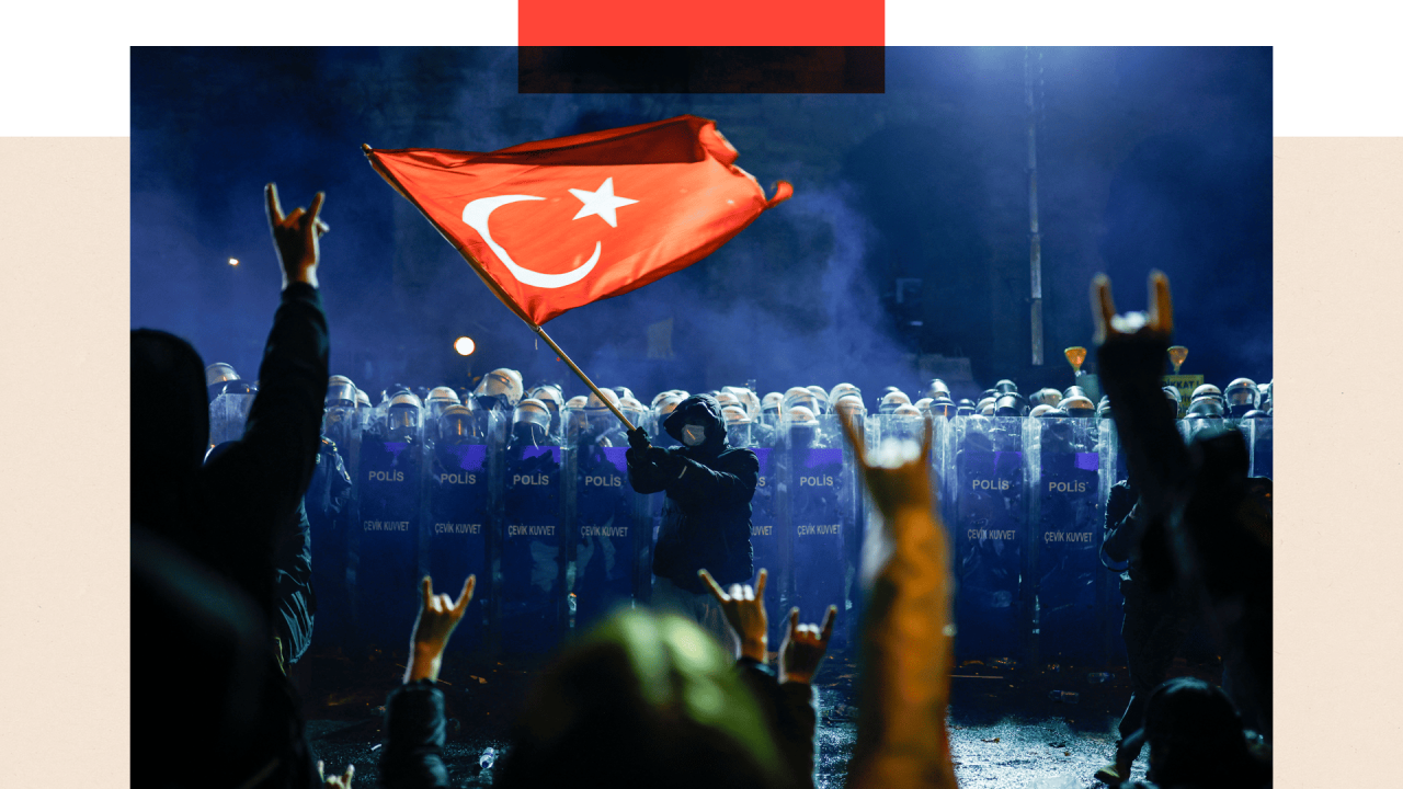 Uprkos opozicionim protestima, mnogi konzervativni glasači smatraju Erdoganov AKP zaslužnim za modernizaciju Turske i obezbeđivanje većeg prostora za Islam u sekularnoj republici