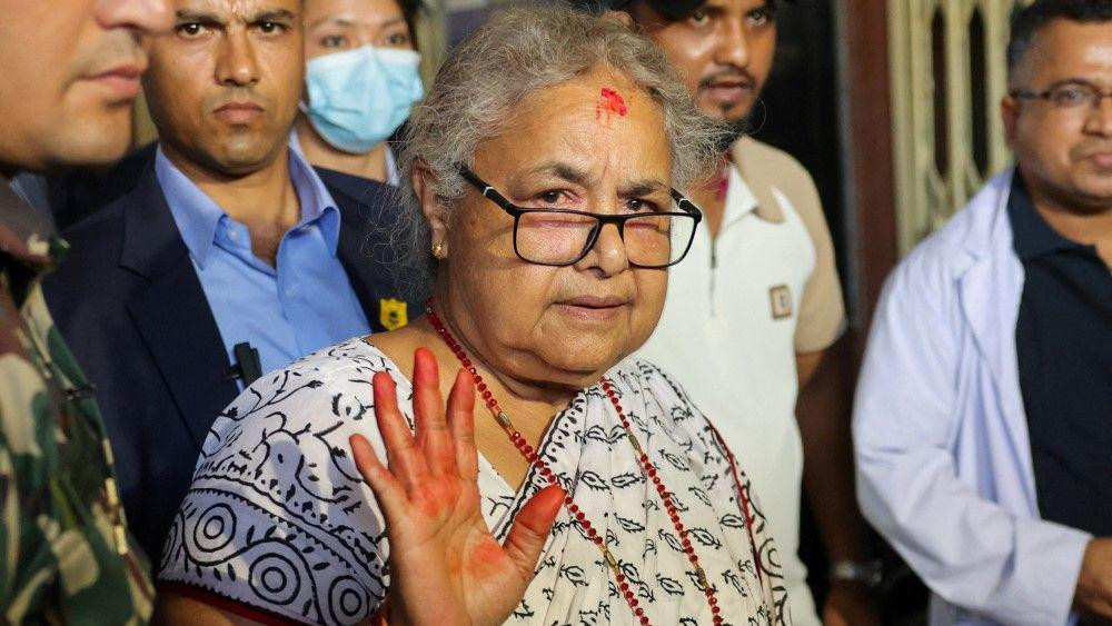sušila karki, nova premijerka nepala, nepal, protesti u nepalu, neredi u nepalu, demonstracije u nepalu, žena maše rukom