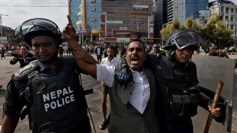 Policija privodi demonstranta 