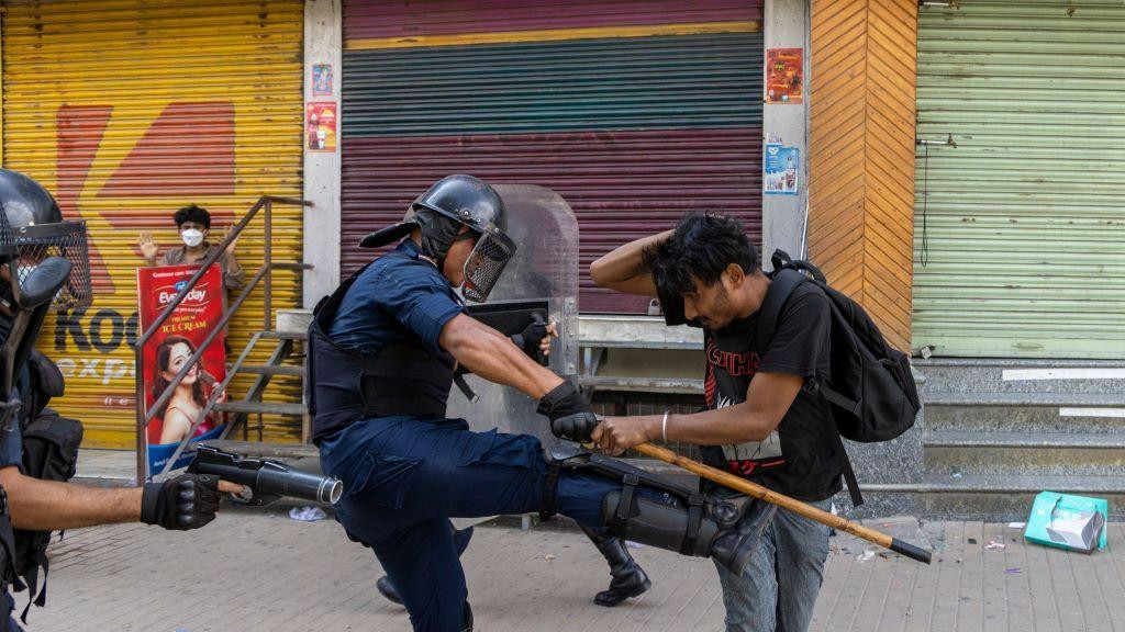 Policajac pendrekom udara muškarca