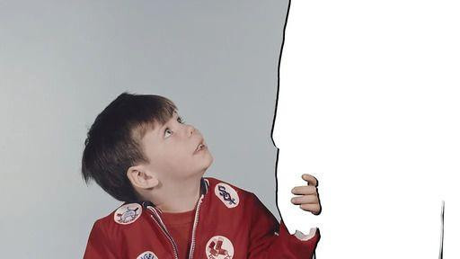 Dete drži za ruku ilustraciju čoveka