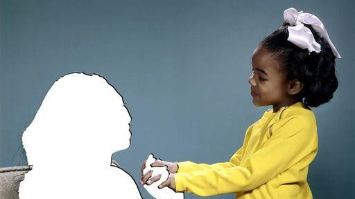 Devojčica drži za ruke siluetu žene