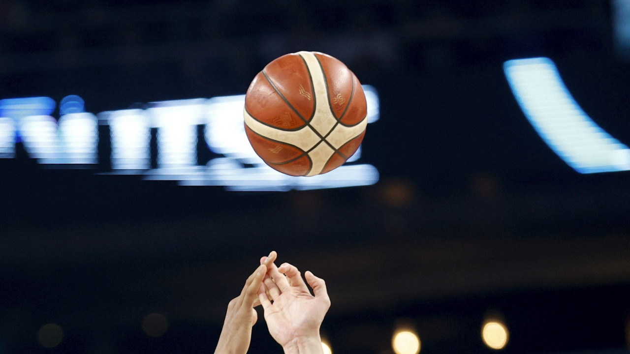 Skok za loptu dve prve zvezde Grčke i Finske - Janisa Adetokumba i Laurija Markanena