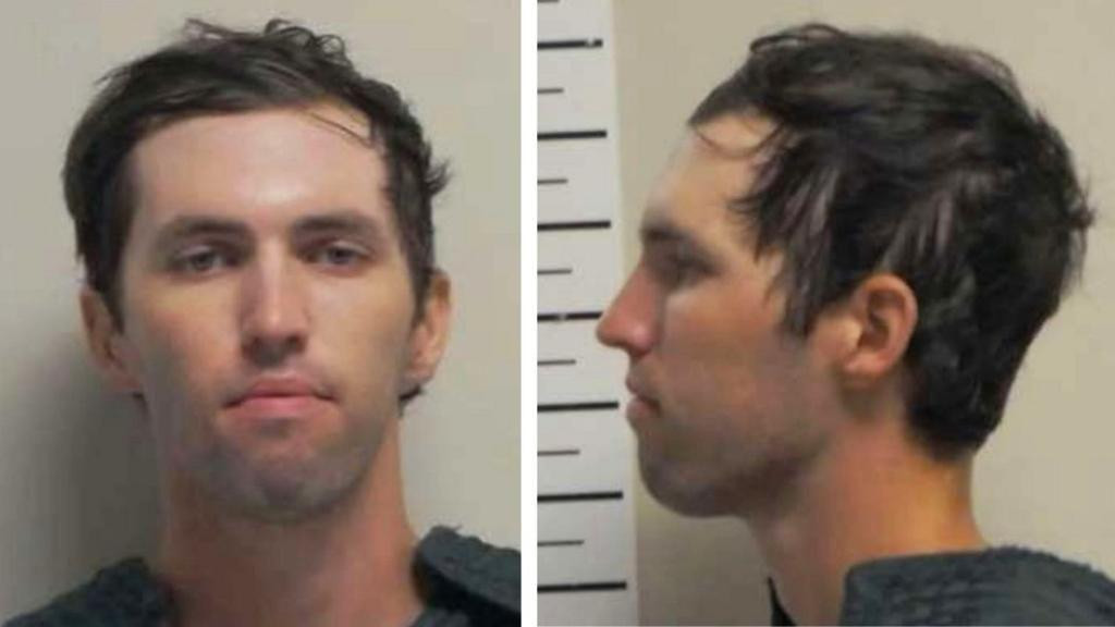 Muškarac gleda u kameru, ubistvo čarlija kirka, čarli kirk, charlie kirk, ubijen čarli kirk, osumnjičeni za ubistvo čarlija kirka