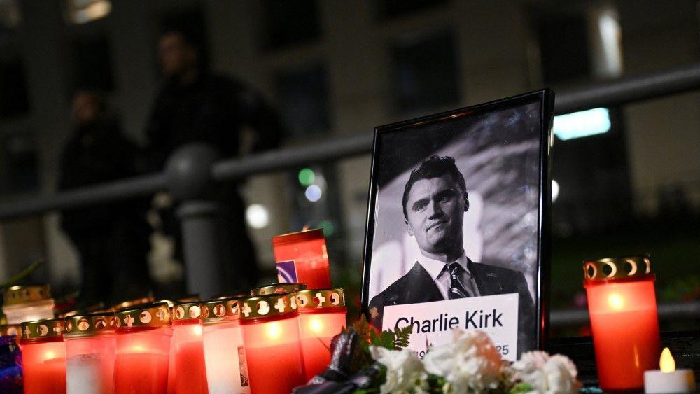 Čarli Kirk, Charlie Kirk, ubijen čarli kirk, fotografija sa likom čarlija kirka, ispred su sveće