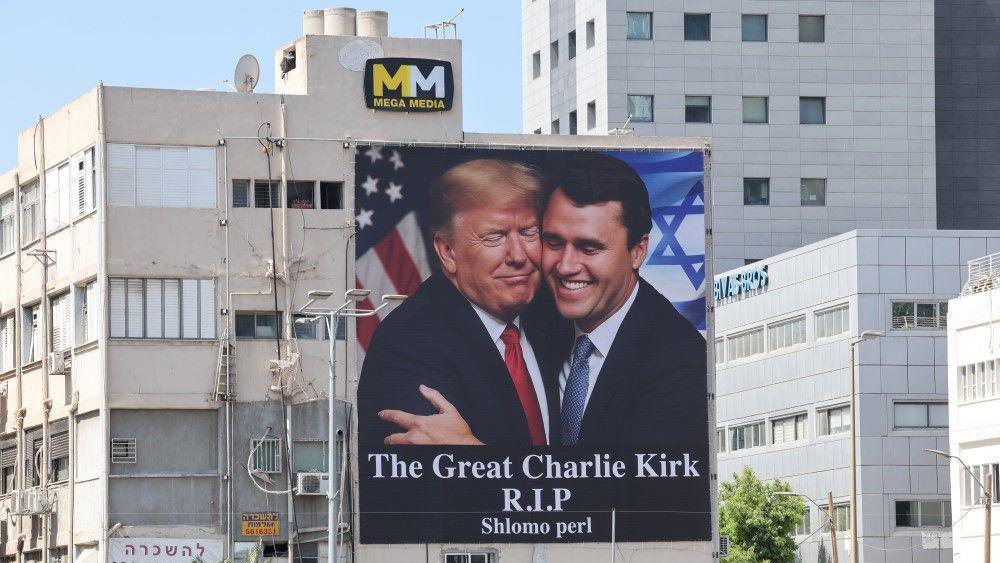 Čarli Kirk, Charlie Kirk, ubijen čarli kirk, fotografija sa likom čarlija kirka i donalda trampa, veliki poster trampa i kirka u tel avivu u izraelu, veliki poster Donalda Trampa i Čarlija Kirka postavljen je na zgradi u izraelskom Tel Avivu. Piše: 'Veliki Čarli Kirk. Počivaj u miru'