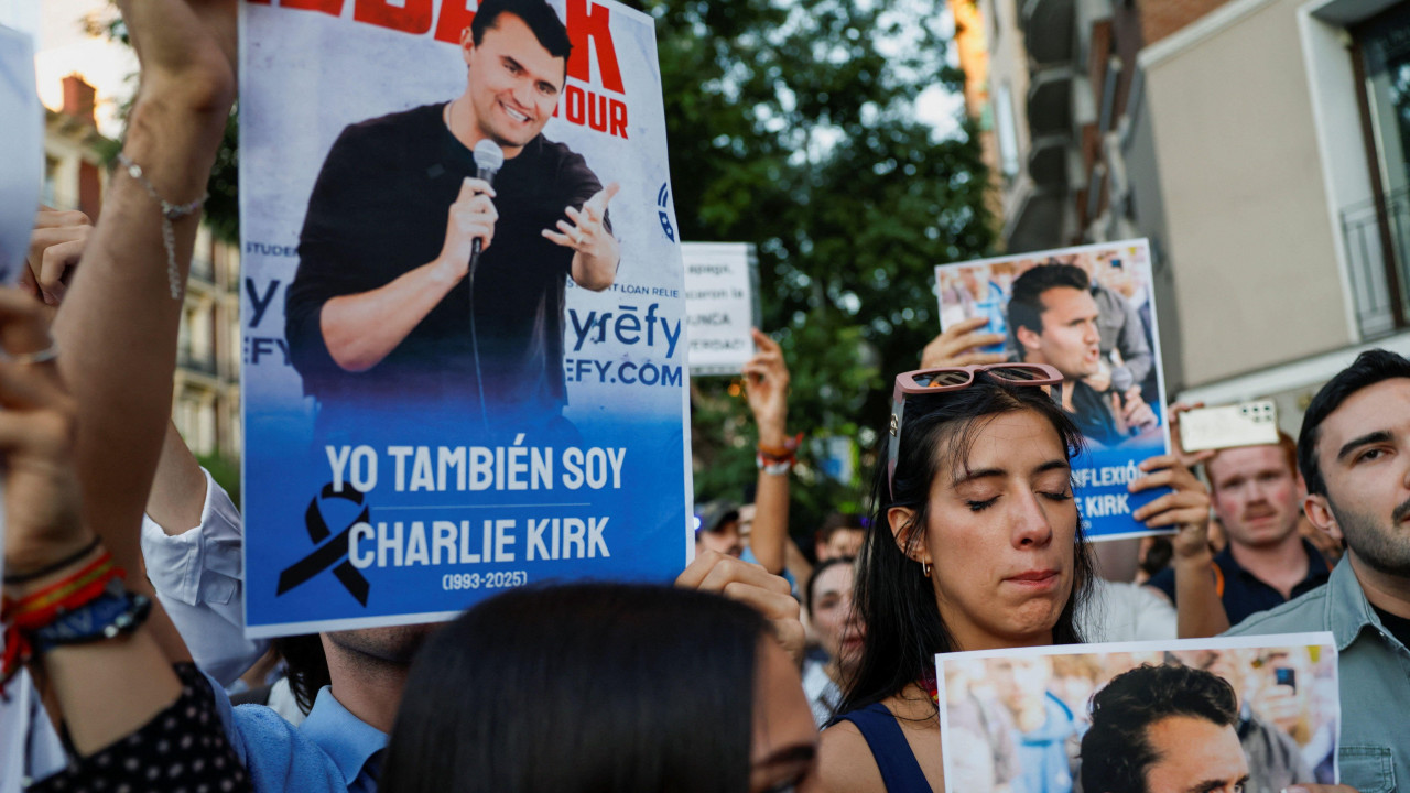 Čarli Kirk, Charlie Kirk, ubijen čarli kirk, odavanje pošte čarliju kirku u madridu, ispred ambasade SAD, uplakane devojke drže transparente sa likom čarlija kirka