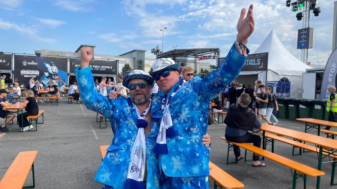 Dvojica navijača Finaca u plavim odelima sa pahuljama