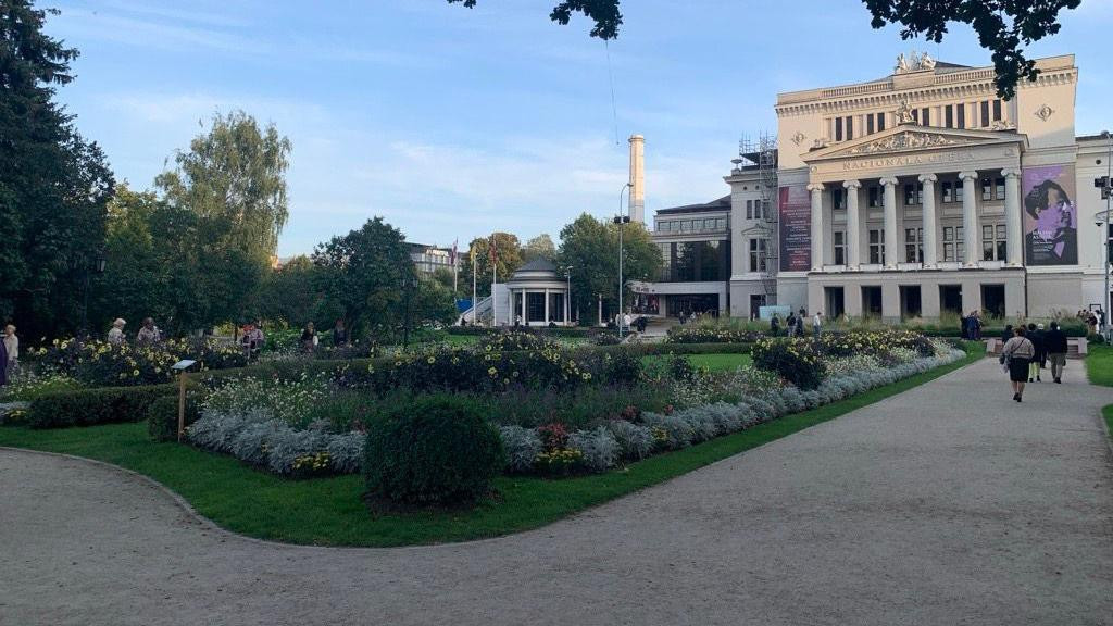 Jedan od parkova u Rigi gde je i zgrada opere