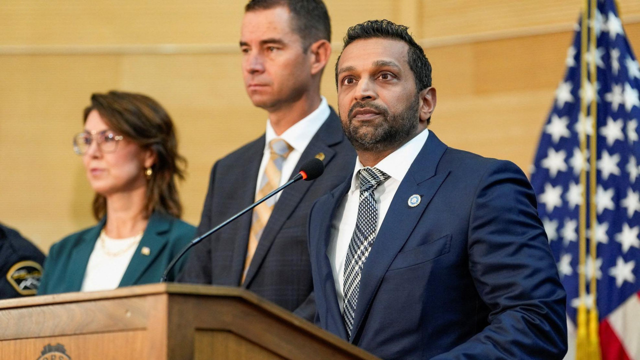 Keš Patel u plavom sakou i beloj košulji i plaboveloj kravati na konferenciji za novinare