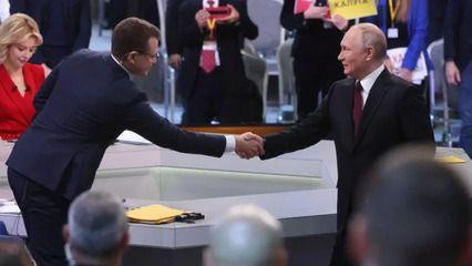 Pavel Zarubi i Vladimir Putin se rukuju