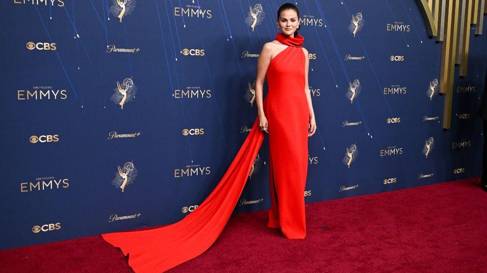 Zvezda serije „Samo ubistva u zgradi“ Selena Gomez u crveoj dugačkoj haljini 