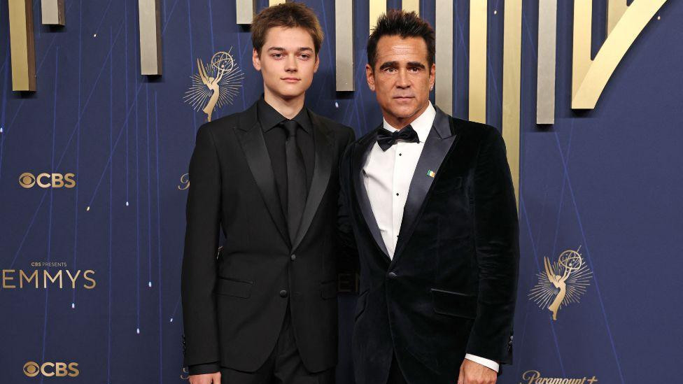 Zvezda serije „Pingvin“ Kolin Farel, fotografisan sa sinom Henrijem u crnim odelima